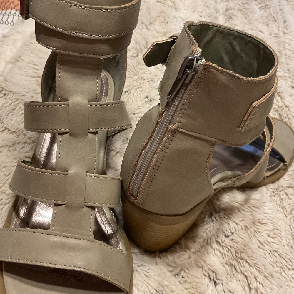 MADDEN Girl Block Heel Ankle Sandals in Dark Gray, Size 8 - Picture 3 of 3